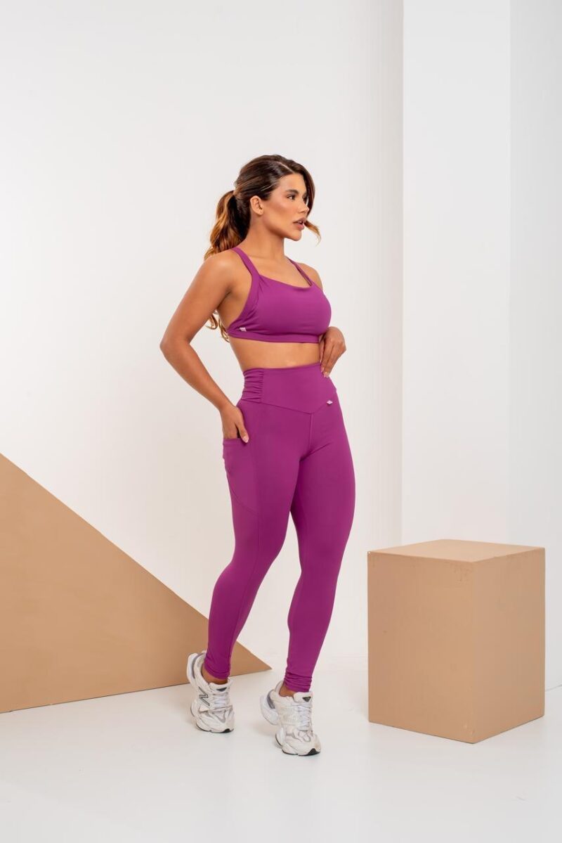 CONJUNTO CALÇA POLIAMIDA COM BOLSO FRANZIDO NA PALA COM TOP ARGOLA COSTA
