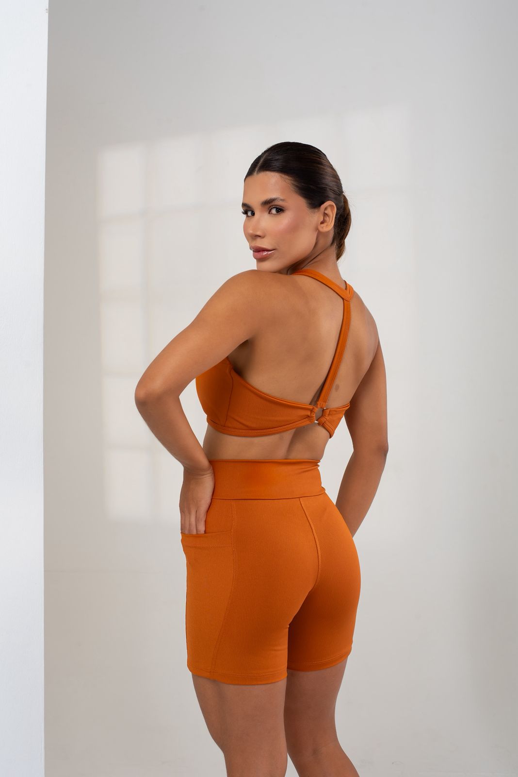 CONJUNTO SHORT POLIAMIDA CANELADO KRYPTO COM BOLSO NAS LATERAIS TOP COM BOJO ARGOLA COSTA - Imagem 2