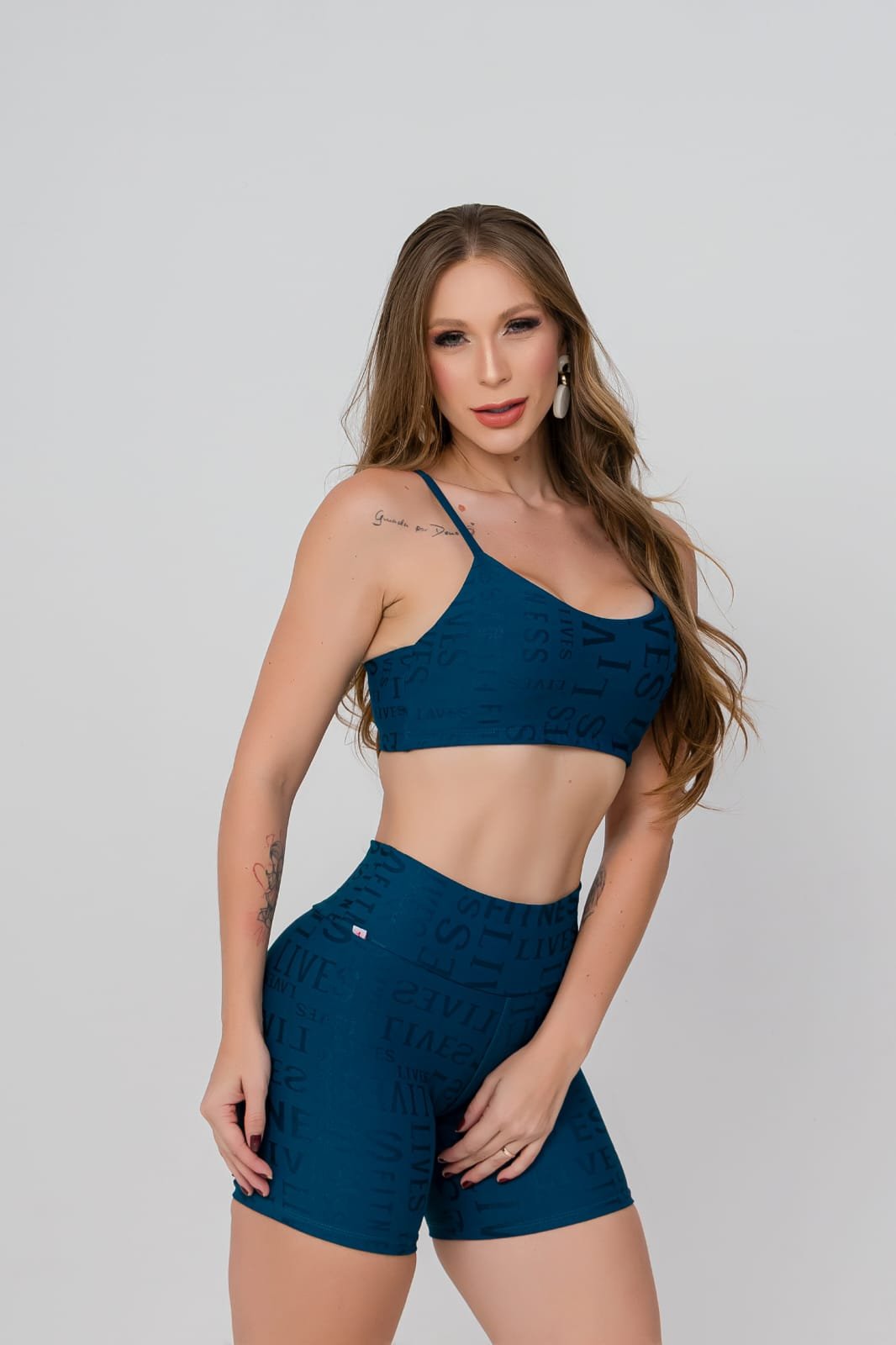 CONJUNTO DE SHORT POLIAMIDA COM DETALHE EM LETRAS